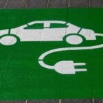 Créditos “sostenibles” para vehículos eléctricos en Venezuela y la farsa del liberalismo “verde”