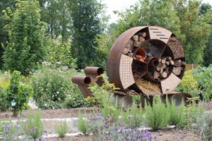 Escultura en forma de caracol que sirve de hotel para insectos