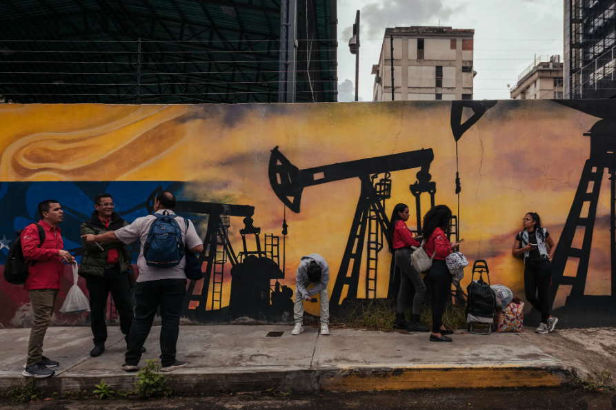 FOTO DE ENCABEZADO: Empleados frente a la sede de la petrolera estatal venezolana PDVSA, en Caracas, en octubre.Credit...Adriana Loureiro Fernandez para The New York Times