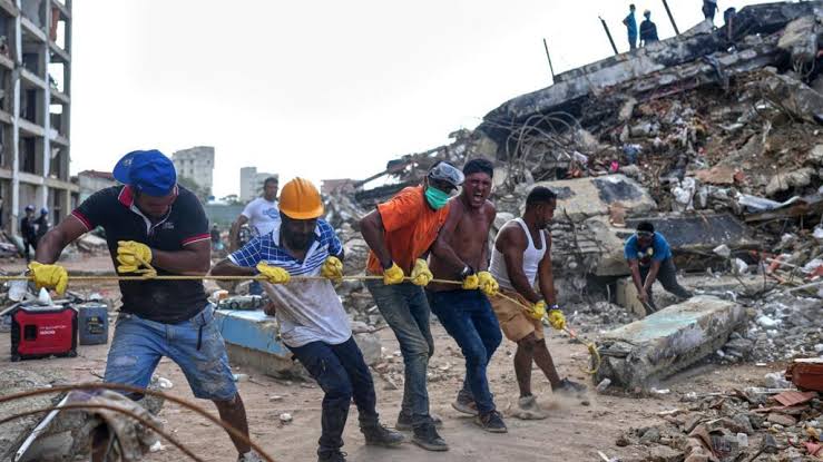 Voluntarios tiran de una cuerda para mover escombros de un edificio destruido por los terremotos en La Guaira, Venezuela, este domingo 12 de julio 2026. AP Photo/Ariana Cubillos - Ariana Cubillos