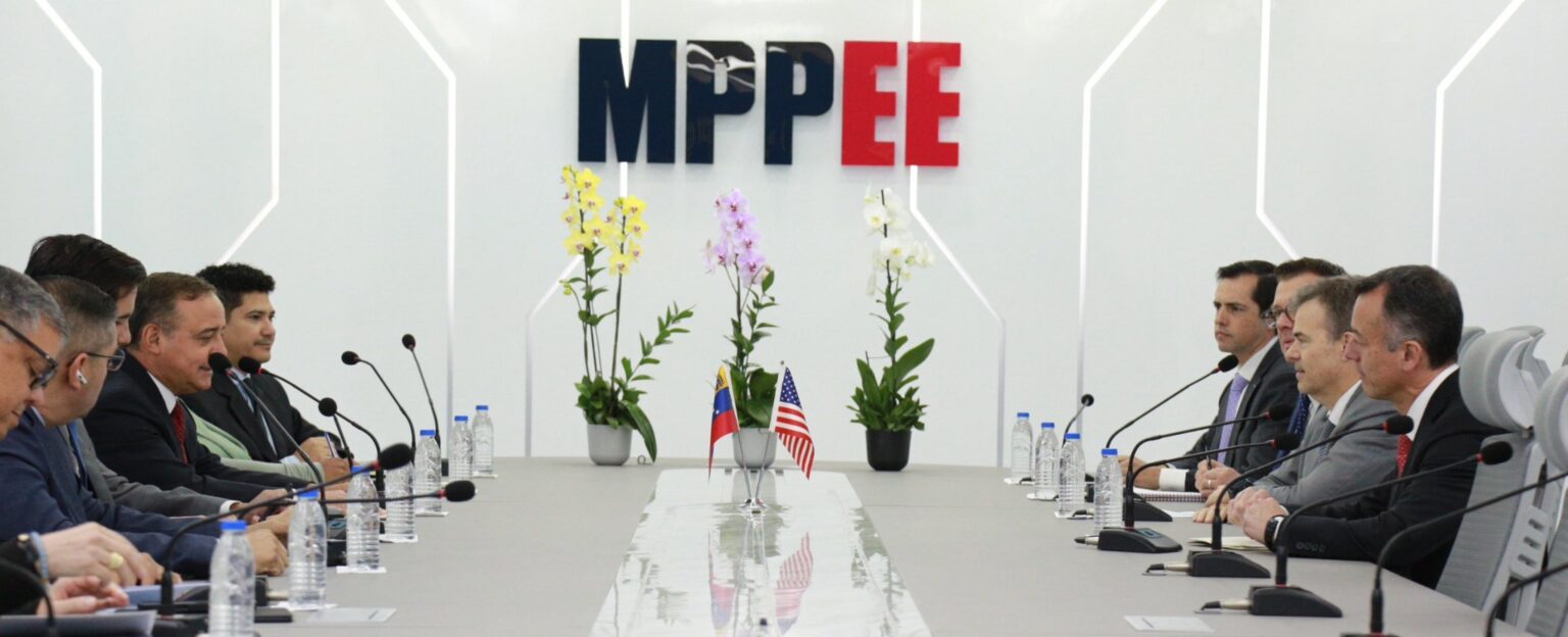 Reunión entre el ministro de Energía Rolando Alcalá y el encargado de negocios estadounidense John Barrett, con el fin de reconstruir el sistema eléctrico nacional. Mayo 2026. Fuente: Primera Edición