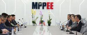 Reunión entre el ministro de Energía Rolando Alcalá y el encargado de negocios estadounidense John Barrett, con el fin de reconstruir el sistema eléctrico nacional. Mayo 2026. Fuente: Primera Edición