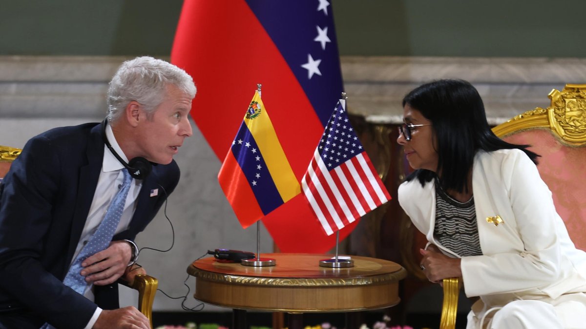 Delcy Rodríguez (d), habla con el secretario de Energía de Estados Unidos, Chris Wright, el 2 de septiembre de 2026, en Caracas. Fuente: EFE