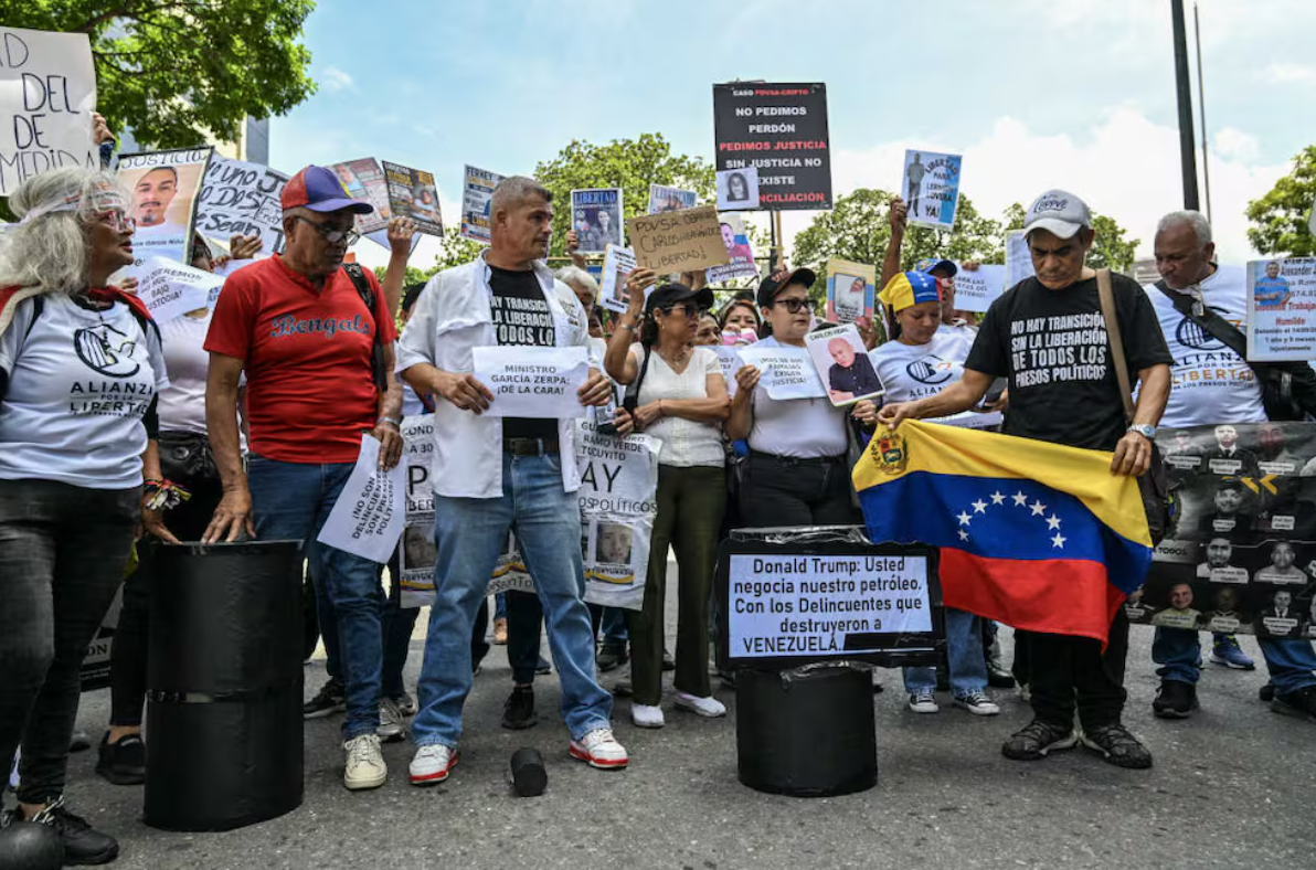 Familiares de presos políticos participan en la protesta "¿Cuánto petróleo nos cuestan nuestros presos?". Sept-2026. Fuente: JUAN BARRETO / AFP